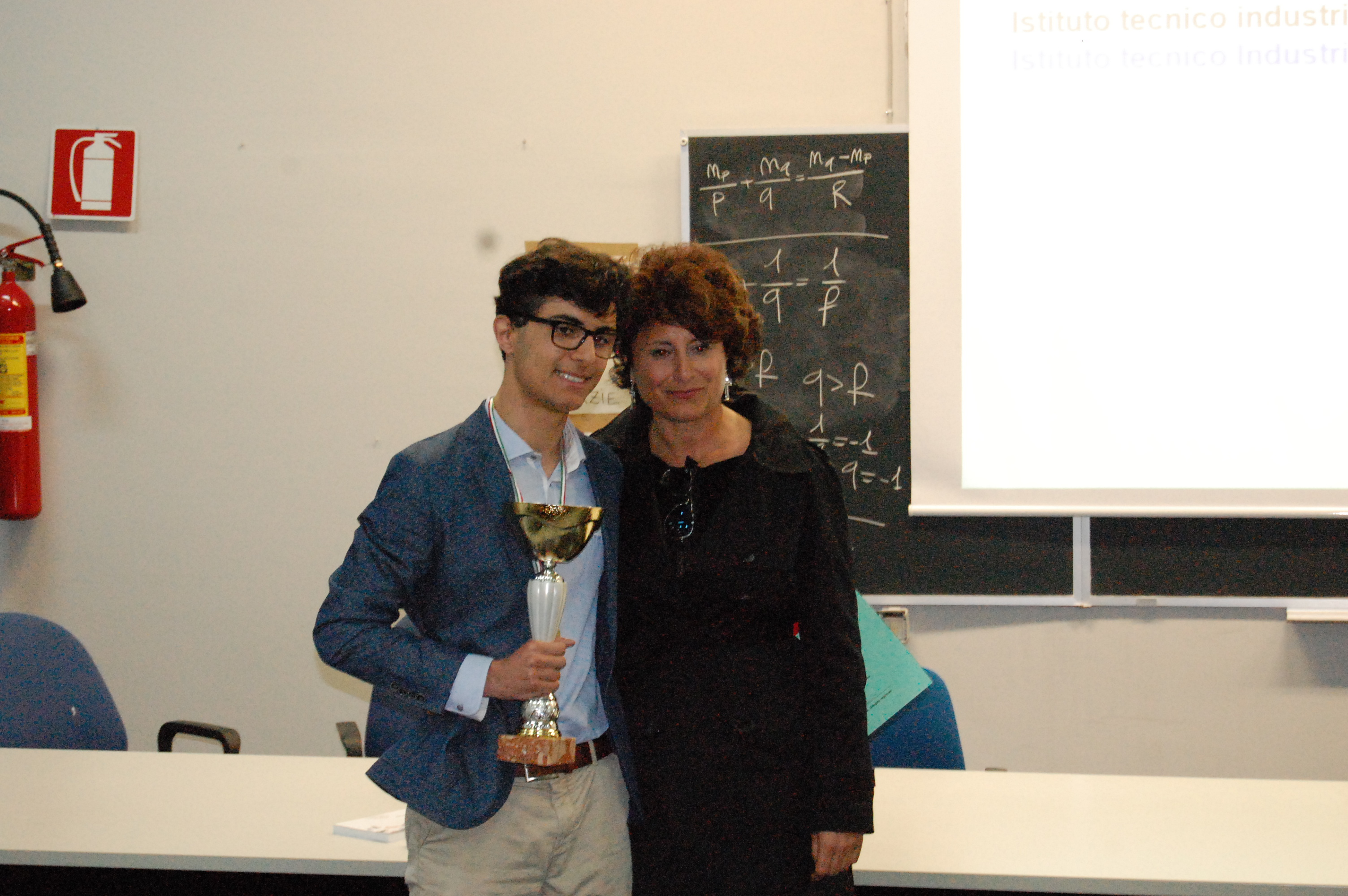 Giochi della Chimica, foto ricordo all'Universit&agrave; di Cagliari per Alessandro Ledda e la sua mamma