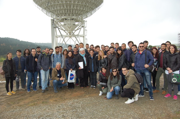 Foto di gruppo davanti al Sardinia Radio Telescope, da oggi ufficialmente uno dei punti pi&ugrave; importanti del Deep Space Network