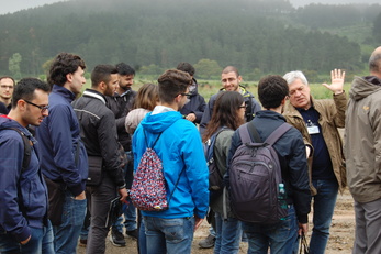 Massimo Vanzi spiega agli studenti il funzionamento del Sardinia Radio Telescope