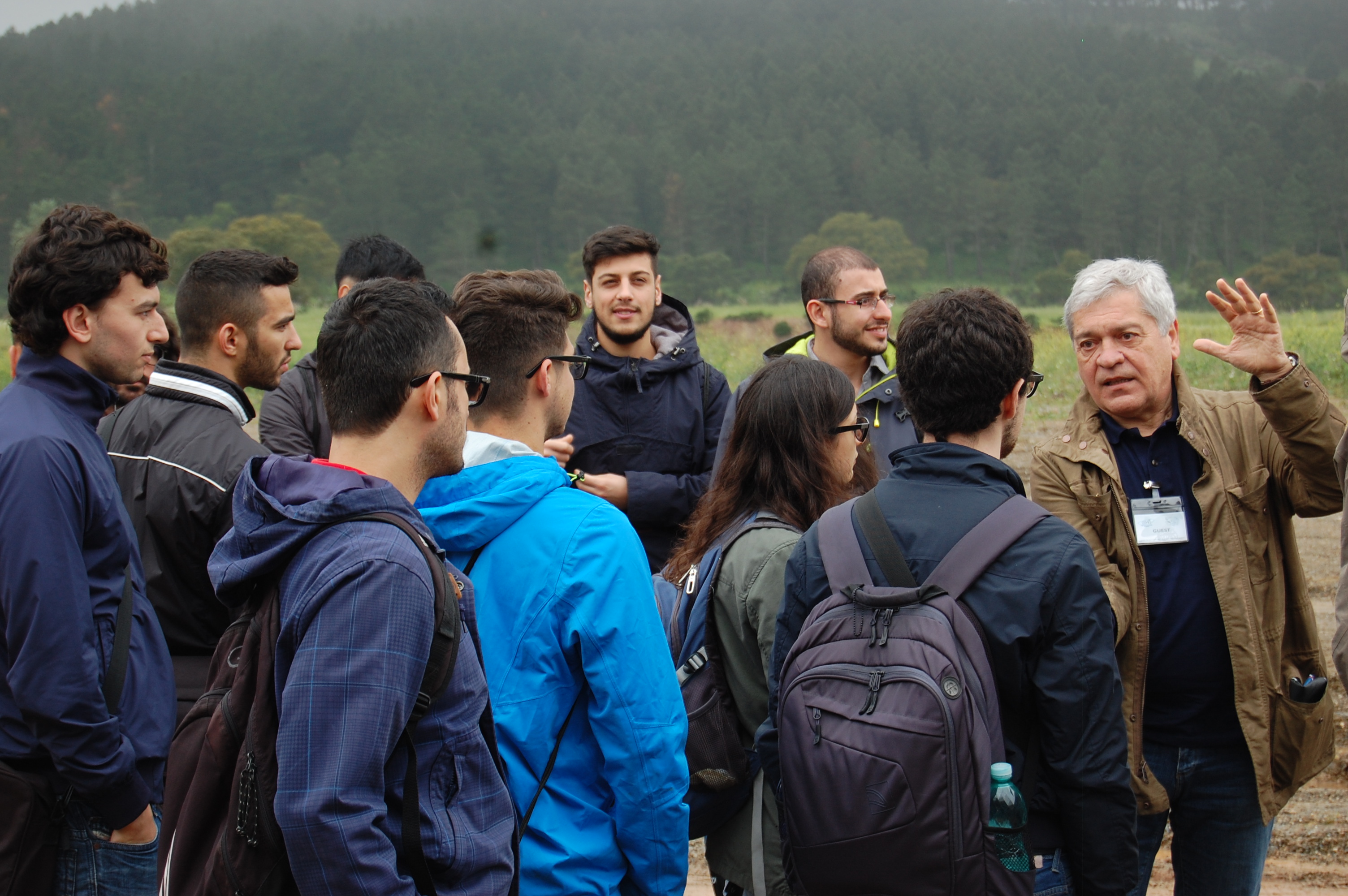 Massimo Vanzi spiega agli studenti il funzionamento di SRT