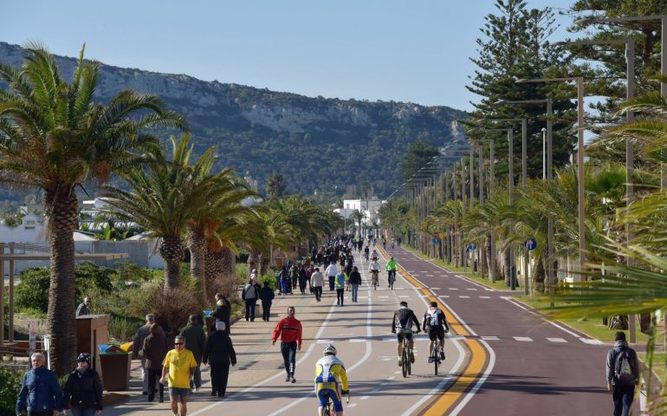 Un'immagine della strada che costeggia la spiaggia del Poetto