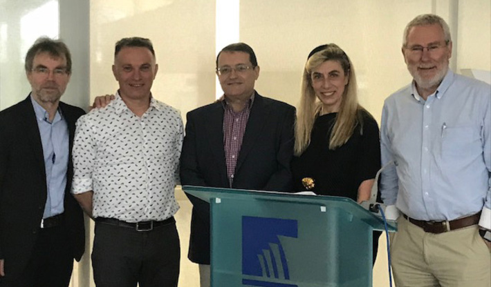 Foto di gruppo dei relatori con la professoressa Elisabetta Cotti, direttore del Master di Endodonzia clinica e chirurgica dell&rsquo;ateneo di Cagliari