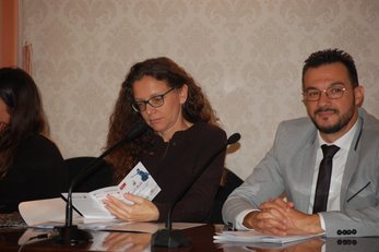 Pamela Rita Ladogana, storica dell'arte del nostro ateneo, alla conferenza stampa per la presentazione del festival. Accanto a lei, Tomaso Sciola