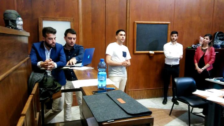 Gianmarco Sulanas, Alice Zuddas, Alessandro Viola, Enrico Viola e Luca Piroddi, durante l'incontro con l'azienda