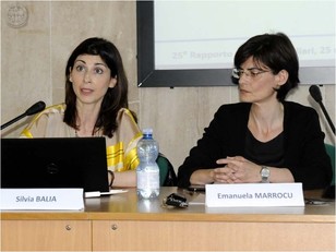 Emanuela Marrocu (a destra) durante la presentazione del Rapporto CRENoS dell'anno scorso, a cura di Silvia Balia