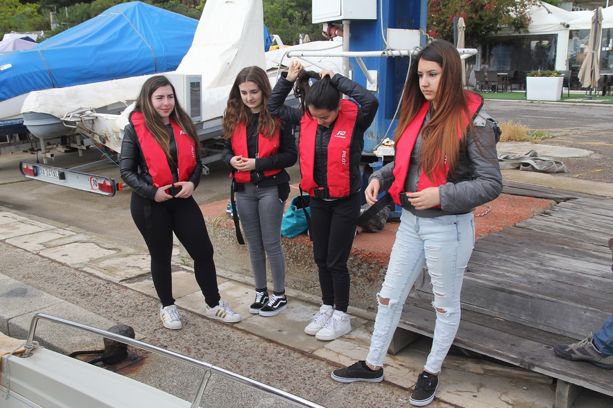 Operazioni di imbarco e preparazione alla navigazione: vestizione dei salvagente e spiegazione delle regole elementari di condotta a bordo