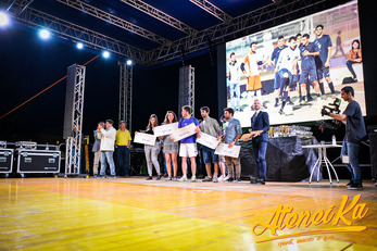 Festa in pista, pedana e parquet. Ma la festa &egrave; ancora pi&ugrave; grande e indimenticabile sul palco
