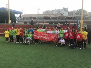 Foto di gruppo con trofei e medaglie per gli Special Olympics ad AteneiKa 2018