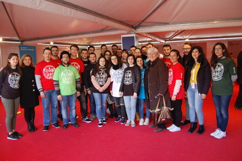 Il Rettore Del Zompo con gli studenti in una delle Giornate di Orientamento a Monserrato, con la squadra della Direzione Didattica guidata da Pina Locci