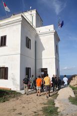 L&rsquo;ingresso dell&rsquo;Osservatorio coste presso il faro di Punta Sardegna
