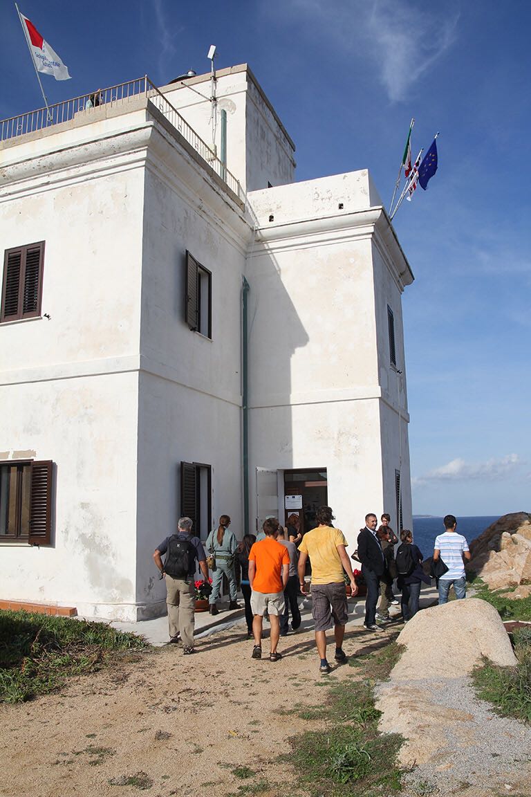 Alcune immagini del team di ricerca di Sandro Demuro a lavoro al faro di Punta Sardegna, sede dell&rsquo;Osservatorio delle coste e ambiente naturale sottomarino OCEANS