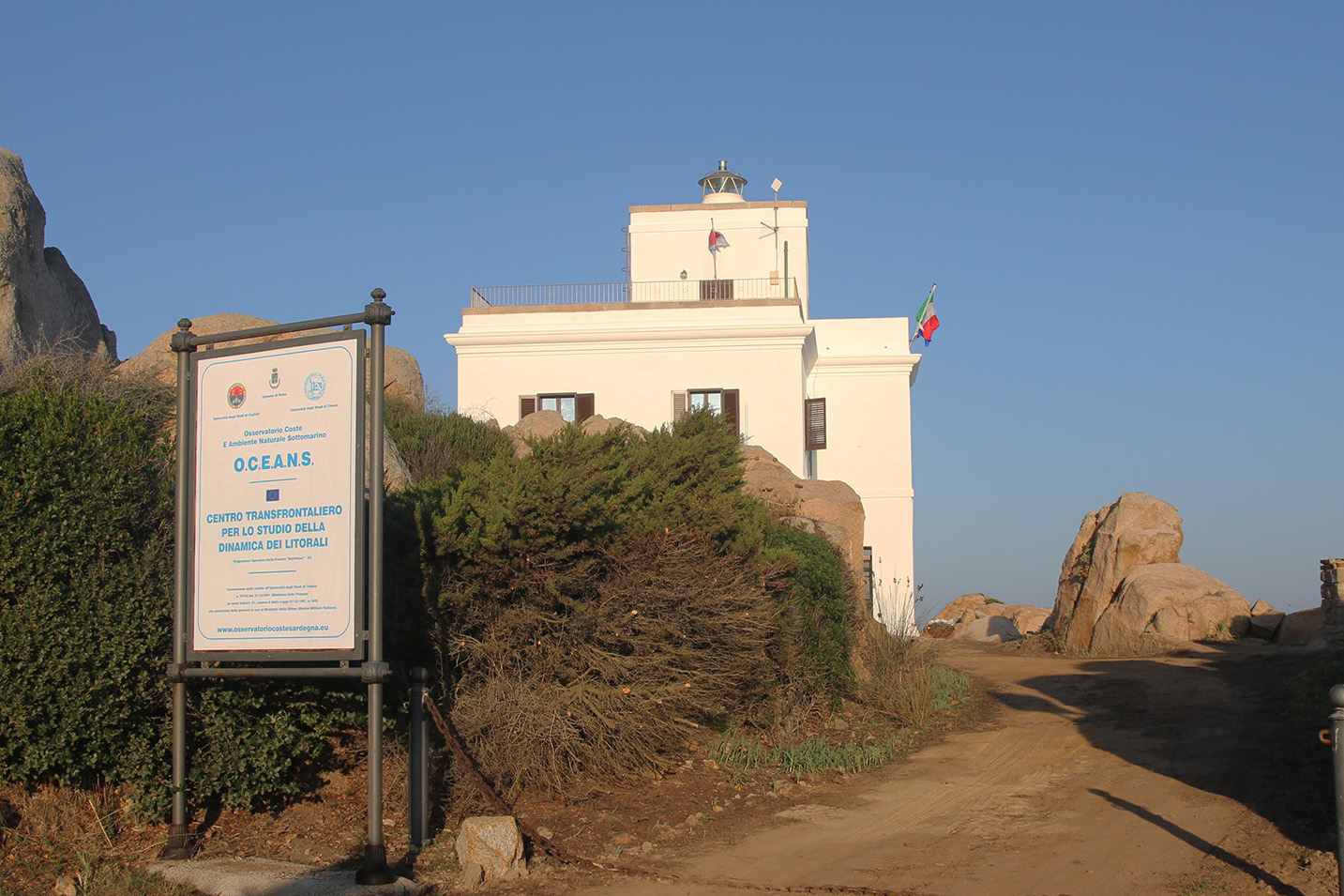 Alcune immagini del team di ricerca di Sandro Demuro a lavoro al faro di Punta Sardegna, sede dell&rsquo;Osservatorio delle coste e ambiente naturale sottomarino OCEANS