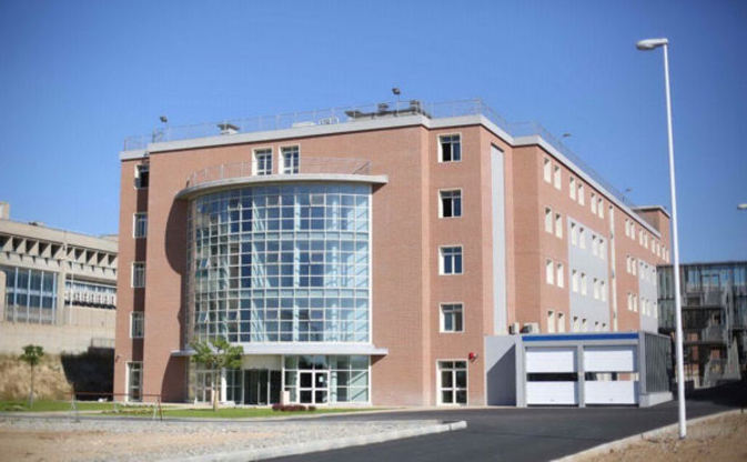 Monserrato. Il prospetto del Blocco Q. La struttura, all'avanguardia per assistenza, cure e ricerca, &egrave; sede, tra gli altri, del reparto di ginecologia e ostetricia diretto da Gian Benedetto Melis