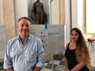 Il professor Angioni con la dottoressa Arba. La tesi della specialista &egrave; stata esposta per Unica-Comunica 2017