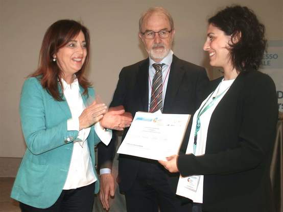 La consegna del premio a Laura Pisanu