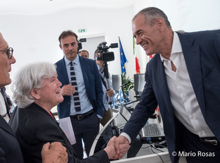 Il Rettore Maria Del Zompo e il professor Cottarelli, immagine di Mario Rosas