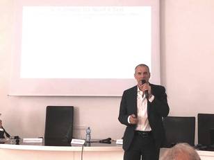 Il professor Cottarelli, durante la presentazione del suo libro, in Aula Lai