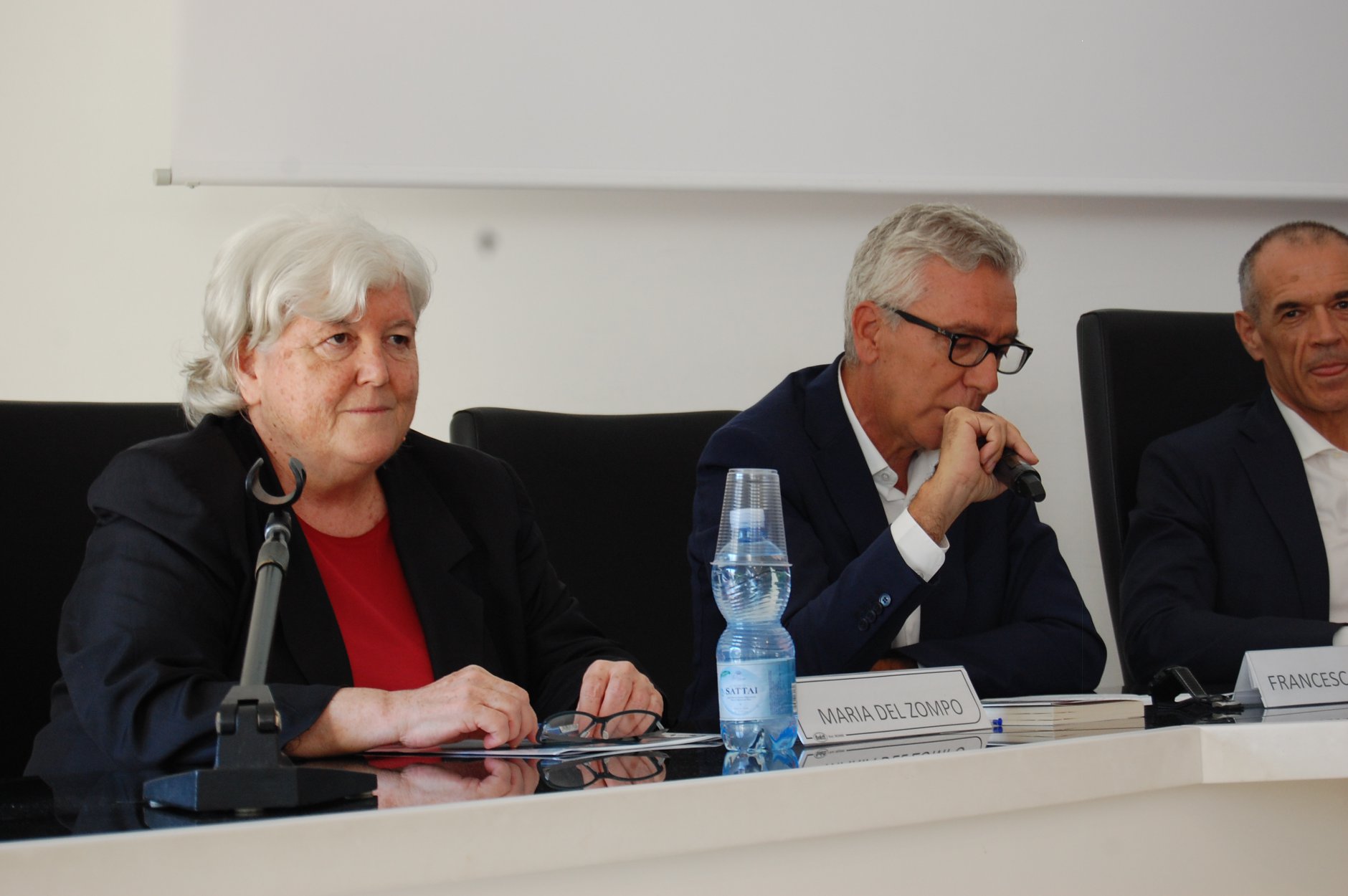 Le immagini dell'incontro con Carlo Cottarelli, nell'Aula Maria Lai della facolt&agrave; di Scienze Economiche, Giuridiche e Politiche.