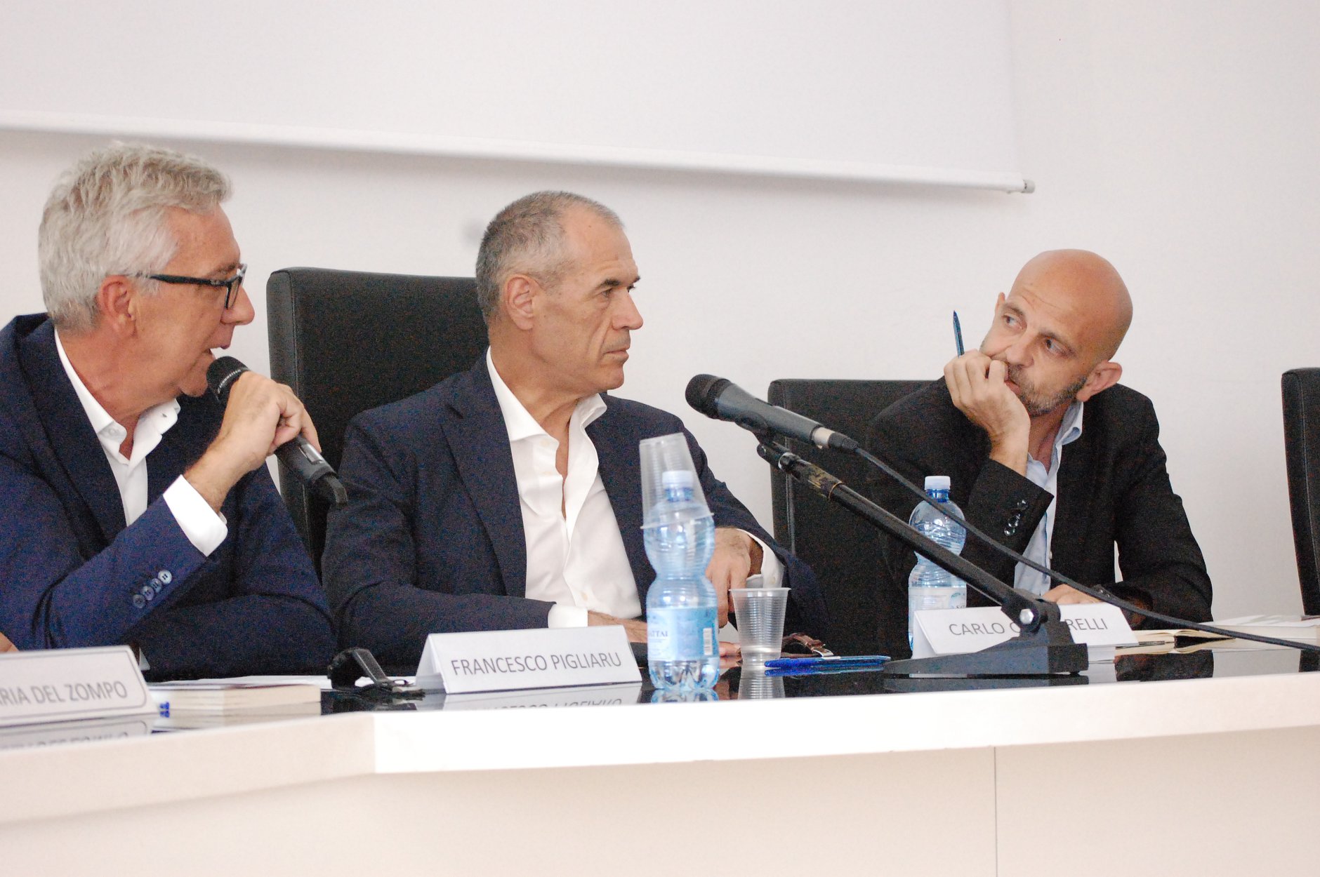 Le immagini dell'incontro con Carlo Cottarelli, nell'Aula Maria Lai della facolt&agrave; di Scienze Economiche, Giuridiche e Politiche.