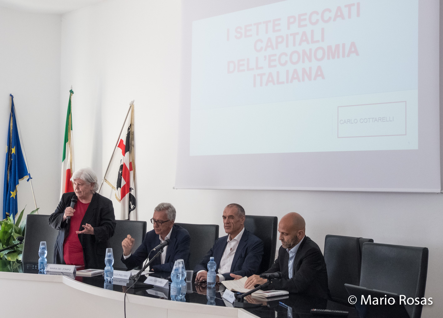 Il Rettore Maria Del Zompo durante l'incontro con Carlo Cottarelli, immagine di Mario Rosas