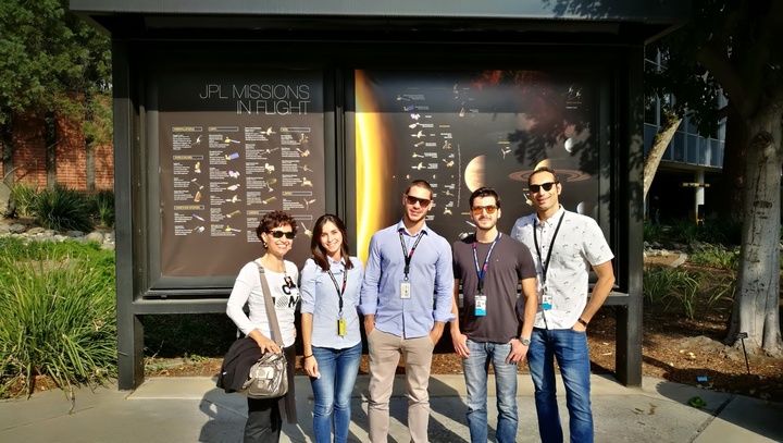 Pasadena-Los Angeles. Da sinistra, Maria Cristina Porcu, Milena Scano, Matteo Arricca, Christian Sarritzu e Pietro Milillo all'ingresso del Jpl, uno dei templi pi&ugrave; evoluti sulle tematiche missilistiche e spaziali