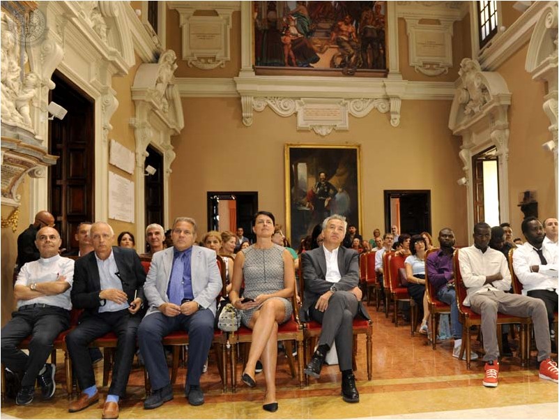 Nelle immagini di Francesco Cogotti la cerimonia di consegna dei passaporti europei per le qualifiche ai rifugiati e richiedenti asilo, che si &egrave; svolta questa mattina nell'Aula Magna del Rettorato