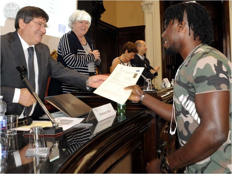 Nelle immagini di Francesco Cogotti la cerimonia di consegna dei passaporti europei per le qualifiche ai rifugiati e richiedenti asilo, che si &egrave; svolta questa mattina nell'Aula Magna del Rettorato