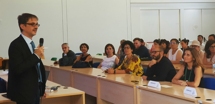nella foto il professor Massimiliano Grosso - coordinatore del corso di studi in Ingegneria chimica dell'Universit&agrave; di Cagliari - e, in prima fila, i docenti della commissione
