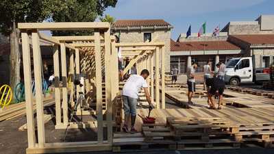 Prime immagini del MogoroLab con la costruzione della struttura lignea all'ingresso della Fiera regionale dell&rsquo;artigianato