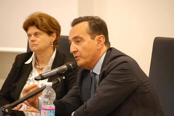 Il prof. Demuro con la prof.ssa Cecilia Novelli
