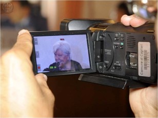 Il rettore Maria Del Zompo durante una fase delle interviste della conferenza