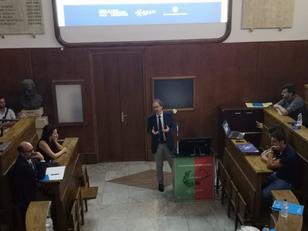 Maurizio Del Conte durante l'intervento con i ragazzi delle start up di ContaminationLab