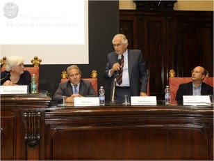 Aldo Pavan (in piedi), relatore di uno dei seminari del percorso multidisciplinare, durante il suo intervento alla premiazione dei lavori vincitori del concorso (da sinistra il Rettore, il DG Aldo Urru, il Prorettore alla Didattica Ignazio Putzu)