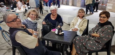 Un breve break nel corso dei lavori. Nella foto, si riconoscono il professor Ciarlo e la professoressa Del Zompo, primo e terza da sinistra