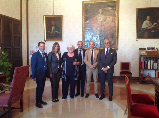 Foto di gruppo per il Rettore Maria Del Zompo e il delegato ICT, Gianni Fenu, con i manager di Accenture. Da sinistra Raffaele D'Orsi, Raffaella Temporiti, Maria Del Zompo, Salvatore Liberato, Gianni Fenu e Fabio Benasso (foto di Anna Guidi)