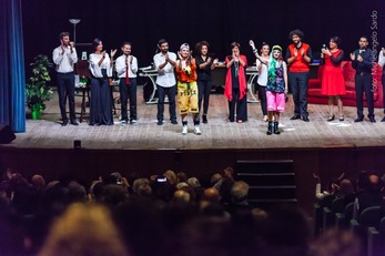 Tutti sul palco alla fine dello spettacolo