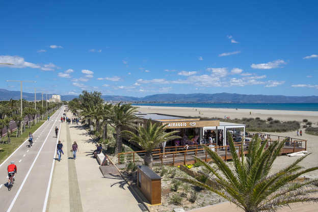 Il lungomare Poetto, tesoro e cuore di una citt&agrave; dalle potenzialit&agrave; ambientali e ricettive uniche (foto Sardegna turismo)