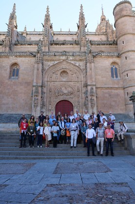 Salamanca. Gli specialisti di fronte alla cattedrale della citt&agrave; spagnola. (foto Luis Lopez)
