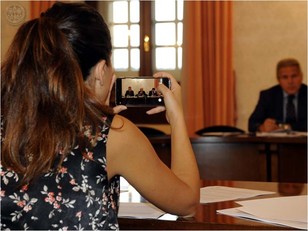 Elisabetta Sanna (Sardegna Uno Televisione) riprende un momento della conferenza stampa