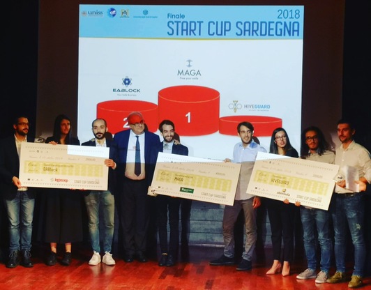 Sassari. I tre team vincitori sul palco del Conservatorio con il direttore generale del Banco di Sardegna, Giuseppe Cuccurese