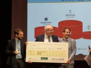 Sassari. Giuseppe Cuccurese, al centro, premia Maga, rappresentata da Claudio Bellu e Daniele Marras, a sinistra