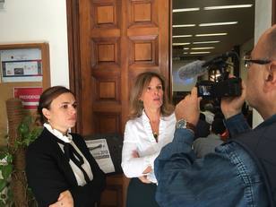Maria Tiziana Putzolu (a destra) intervistata da Paolo Matta per il TG di Videolina a margine della presentazione del Rapporto dello scorso anno