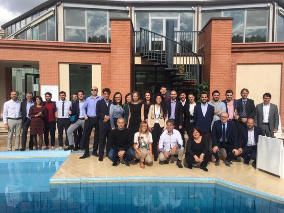 Sardara. La foto di gruppo che chiude la quattro giorni. Un percorso destinato a segnare le sinergie tra ricerca, tessuto produttivo e giovani startupper