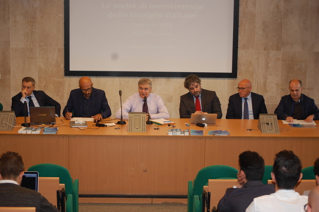 Il tavolo dei relatori della tavola rotonda: Fabrizio Crespi, Luca Piras, Riccardo De Lisa, Vittorio Pelligra, Antonio Tilocca e Marco Lai