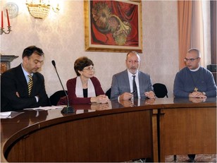Emanuele Balliano (3A) e Maria Vittoria Massidda (Istituto comprensivo Maracalagonis), Domenico Ripa (Istituto Pertini) e don Michelangelo Dess&igrave; (Salesiani)