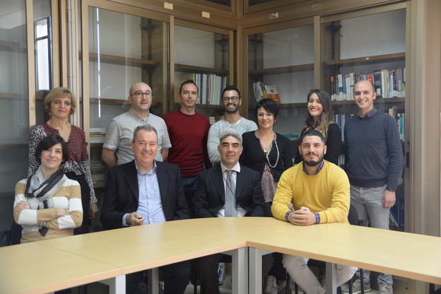 Il team. Seduti, da sinistra: Ilaria Lunesu, Michele Marchesi, Roberto Tonelli,  Marco Ortu. In piedi, da sinistra,  Michaela Ortu, Raffaele Porcu, Antonio Pierro, Nicola Uras, Luisanna Cocco, Lodovica Marchesi e Andrea Pinna