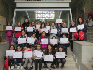 Alessia Zurru (in alto a sinistra) con alcune future scienziate (foto archivio unica.it)