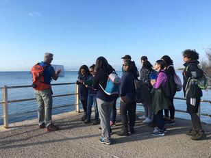 Sandro Demuro con gli studenti sulla terrazza del Margine Rosso
