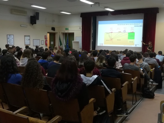 Una delle lezioni tenute nelle scuole dai docenti di Scienze geologiche
