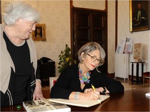 Anna Finocchiaro firma il libro degli ospiti